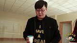 小伙去食堂打饭，遇到手抖大叔，不料小伙用风油精套路大叔