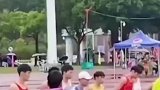 男子比赛前为自己呐喊鼓劲，下一秒就输在起跑线上了