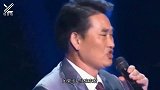 大衣哥的亲家母首次露面，穿红衣端庄漂亮，带新女婿逛街笑不停