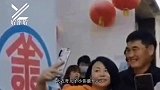 大衣哥的亲家母首次露面，穿红衣端庄漂亮，带新女婿逛街笑不停