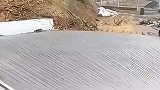 工人拉起一条长绳，在水泥路面上打出痕迹！