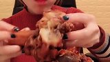 姑娘吃大棒骨，吃的好馋人，看着真有食欲！