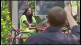 老头喝完咖啡想逃单，被招待抱摔倒地抢走钱