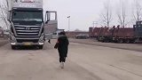 闺女在村口接开大货车妈妈回家，看到这一幕，我泪目了