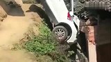 刚买的新车，还没满月就被老婆开成了这样
