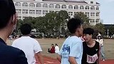 男子四百米接力跑时，竟在跑道中央跳起舞来