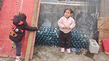 宝宝问妈妈有没有哥哥，妈妈这样跟她说，女儿就笑了