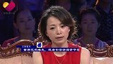 董卿近照曝光，现身中学讲课录节目，雨中冻得哆嗦，真心疼