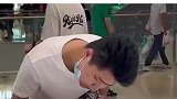 男子在商场吃起表带，惊呼饿了吃苹果怎么了