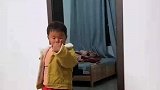 小男孩穿着妈妈的高跟鞋跳舞，从小就有老嫂子的气质