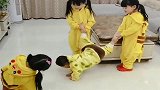 二胎是个弟弟，相差一岁的三胞胎姐姐竟然这样对他，看完忍住别笑