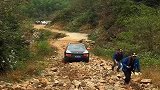 路差怎么了，再差的路我也要开进村，让你们知道什么是保时捷！