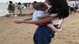 小宝宝第一次到海边玩，怎么样都不肯下来