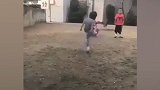 笑喷！熊孩子被橄榄球爆头 随后的反应太逗了