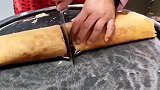 街边常见的小吃煎饼果子，别看制作方法简单，一月不少挣钱！
