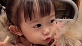 爸爸带小萝莉去吃薯条，小萝莉吃的津津有味