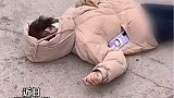 女子因低血糖晕倒路边，热心男子见状出出手相助