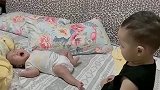 哥哥听到妹妹哭声吓得不知所错，这操作也是没谁了，真是太搞笑了