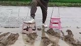 男子为了不让鞋子脏竟用起椅子来走路