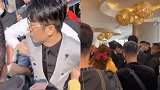 与辛巴起争执酒店保安发声：道歉后被开除 感到很委屈
