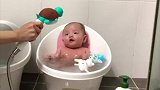 用一个花洒就能让小宝宝乖乖坐着洗澡，宝妈们快试试！