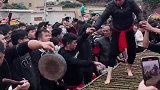 传统民俗走刺床，光看着就疼