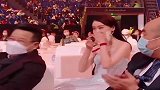 赵丽颖与张小斐同台领奖，有谁注意到颖宝的举动？