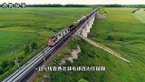 为何新疆铁路会绕道甘肃，不直接走内蒙古？看完涨知识了！