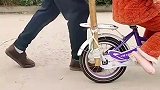 孩子学自行车，爸爸用一根棍子解决，这办法真好用