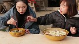 姐妹花吃100个大馄饨，秋妹一口一个过瘾，还是姐姐斯文