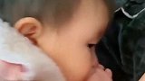 爸爸带孩子就是不一样，当看到小宝贝的样子，妈妈笑喷了！