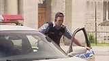 国外恶搞：交警路边查酒驾,仪器坏了,竟然亲自喝酒测试