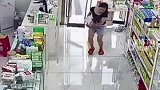 女童吃奶片卡住喉咙，药店医师海姆立克解救