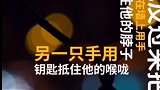 近日，15岁少女遭尾随耍流氓，反手就是一个锁喉吓跑男子。据悉，该21岁男子因没谈过恋爱，看见漂亮女生临时起意。