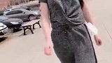 美女身穿灰色收腰套装，转圈的动作看起来美丽动人