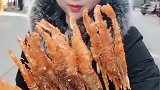 第一次吃这种虾串，小姐姐直接买了一大把，一看就不差钱