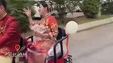 新娘晕车，新郎租30多辆电动车接亲