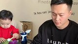 爸爸吃肉，把青菜给宝宝，姥爷实在看不下去，竟然这样做