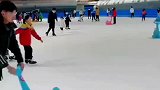 小女孩滑冰如同闲庭散步