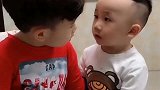 哥哥把凳子弄坏了，二胎弟弟竟然这么贴心，下一幕，画面好有爱！