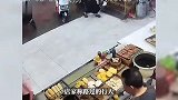 在广州暴雨里撑伞人被吹跑了，路边早餐店险被掀翻，店家回应