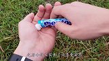 奇葩老外将曼妥思绑在鞋底，踩进一缸可乐中，能起飞吗？