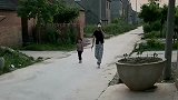 要不是我嫁到隔壁老王家，也不至于端碗稀饭到娘家还烫嘴