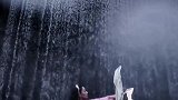 重庆：也有绝美瀑布！女子穿汉服和瀑布合影
