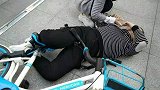 看着都痛！长沙11岁男孩骑共享单车摔倒 车把扎进大腿
