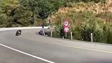 摩托跑山撞上特斯拉，但愿人没事！