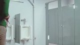 为什么公厕的门下面都要留条缝隙？