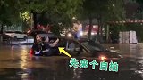 广东东莞暴雨突袭 男子爬上车顶求救还不忘拉消防员自拍