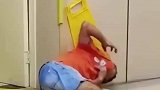 男子结石痛在医院痛苦哀嚎打滚