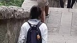 小姐姐累到坐着下泰山，从后边看还以为是身残志坚